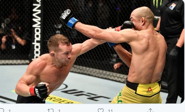 Laga Petr Yan (hitam) kontra Jose Aldo (kuning) di UFC 251, Minggu (12/7/2020).