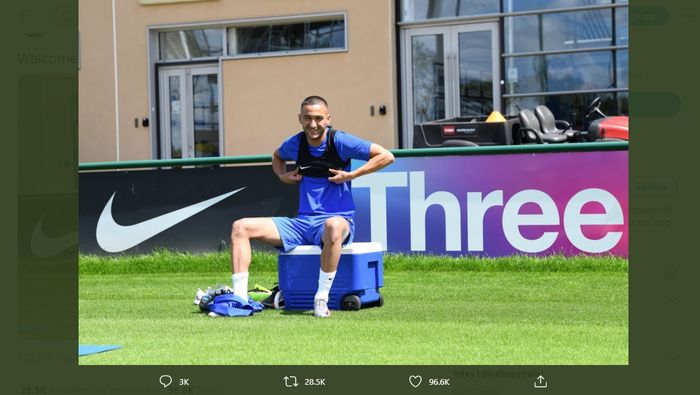 Winger asal Maroko, Hakim Ziyech, menjalani latihan ringan di pusat latihan Chelsea.