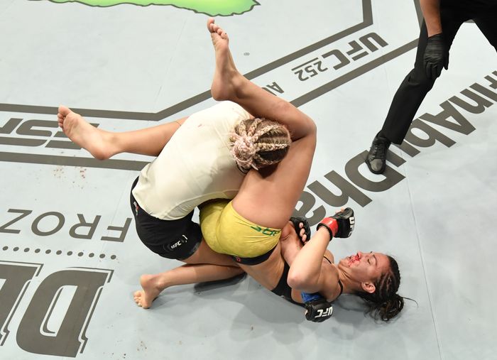 Paige VanZant (kiri), kalah dari Amanda Ribas via kuncian armbar di UFC 251, Minggu (12/7/2020) di Abu Dhabi.