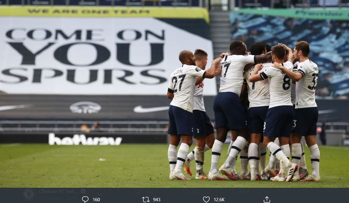 Momen para pemain Tottenham Hotspur merayakan gol dalam pertandingan derbi London di Tottenham Hotspur Stadium, Minggu (12/7/2020).