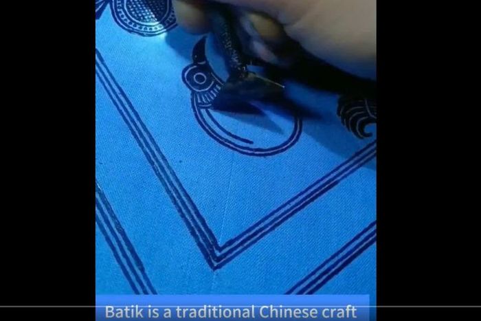 Video berdurasi 49 detik yang diunggah media pemerintah China, Xinhua News, di Twitter menyebut batik adalah kerajinan tradisional China.