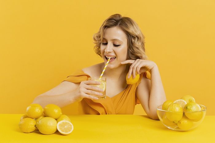 Ilustrasi khasiat rutin minum air lemon