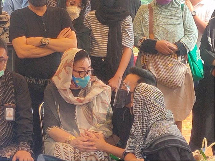 Ruben Onsu saat kuatkan ibunda Igun, Erna Gunawan, yang baru saja kehilangan suami tercinta, Bambang Cahyo Gunawan, di TPU Kampung Kandang, Jakarta Selatan, Senin (13/7/2020).