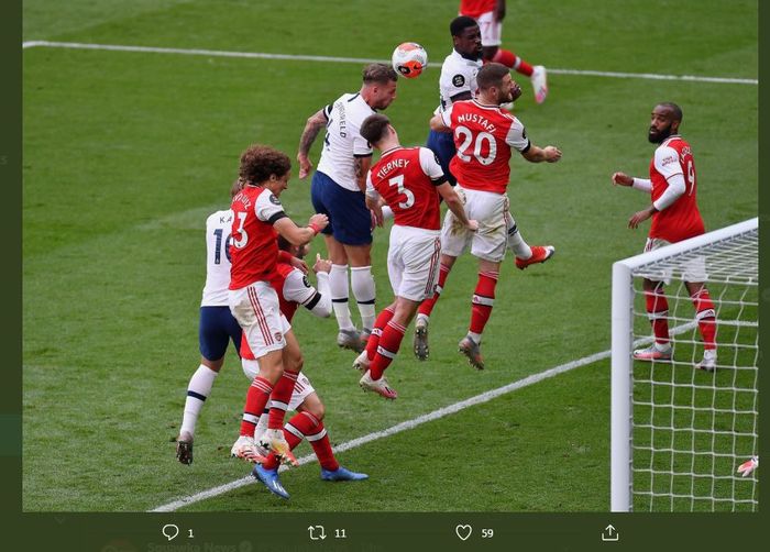 Toby Alderweireld mencetak gol penentu kemenangan Tottenham atas Arsenal di Liga Inggris, 12 Juli 2020.