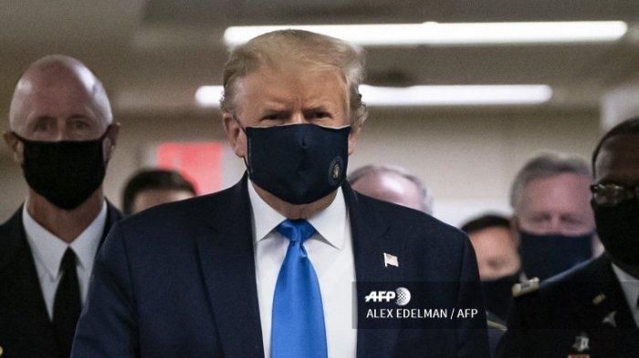 Presiden AS Donald Trump mengenakan masker ketika ia mengunjungi Pusat Medis Militer Nasional Walter Reed di Bethesda, Maryland (11/7/2020).
