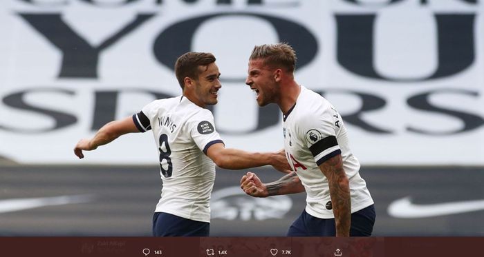 Toby Alderweireld merayakan gol ke gawang Arsenal.