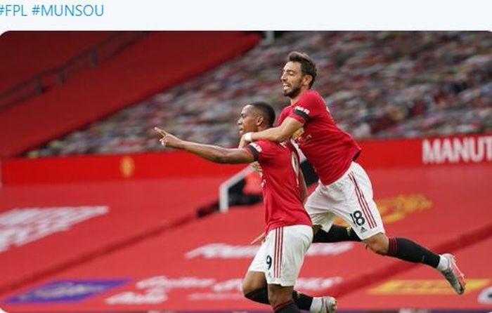 Dua pemain Manchester United, Anthony Martial dan Bruno Fernandes, melakukan selebrasi dalam laga Liga Inggris kontra Southampton di Stadion Old Trafford, Senin (13/7/2020).