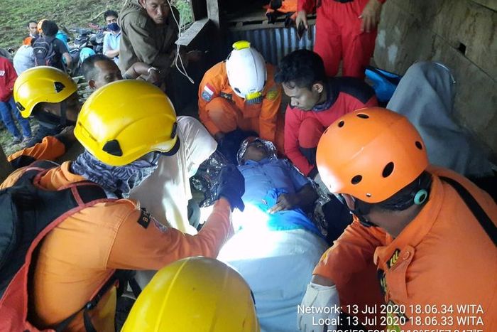 Tim gabungan evakuasi enam pegawai Perusahaan Daerah Air Minum PDAM Bantaeng terjatuh ke jurang sedalam lebih dari 70 meter di Pangka Cinayya, Muntea Lanyying, Desa Bontolojong, Kecamatan Uluere, Kabupaten Bantaeng, Sulawesi Sulawesi, Senin (13/7/2020).