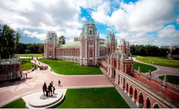 Istana Tsaritsyano Palace, tempat populer untuk resepsi di Moskow