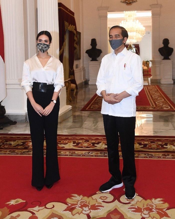 Penampilan Raisa Andriana saat foto bareng Presiden Jokowi di tengah pandemi yang jadi sorotan netizen