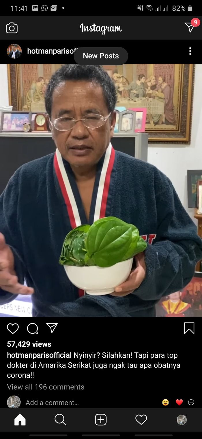 Hotman Paris rela mengunyah mentah-mentah daun sirih yang terkenal banyak sekali kegunaannya.