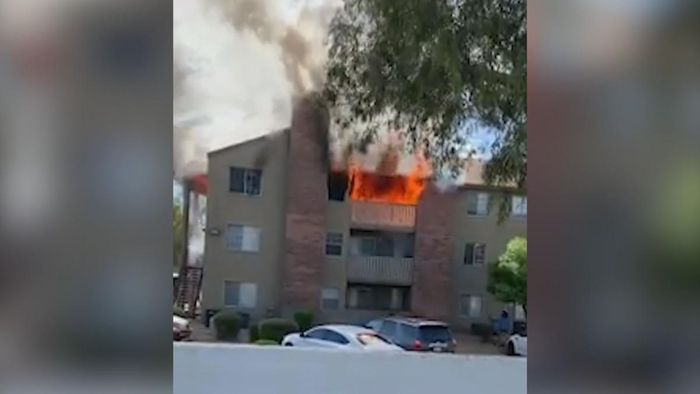 Kompleks apartemen terbakar.