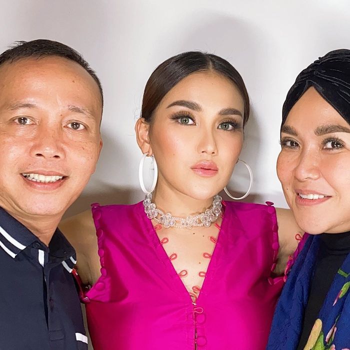 Ayu Ting Ting kenakan busana sleeveless, tampilan ketiaknya justru jadi sorotan netizen di media soisal