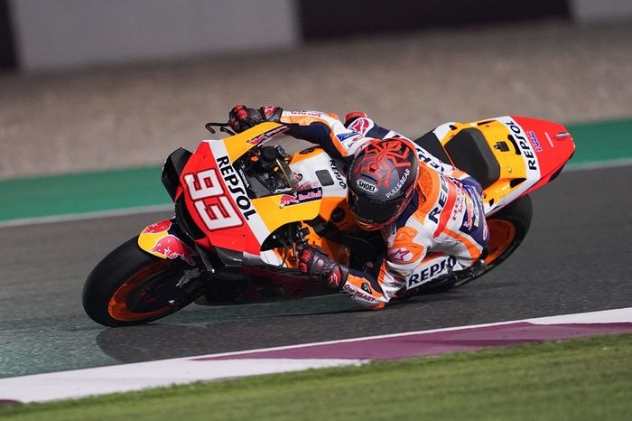 Aksi pembalap Repsol Honda, Marc Marquez, saat melakoni tes pramusim MotoGP 2020 di Sirkuit Losail, Qatar, pada Sabtu (22/2/2020).