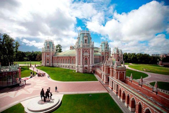 Pernikahan dan resepsi diadakan di bekas istana yang sekarang dikenal sebagai Museum Tsaritsyno