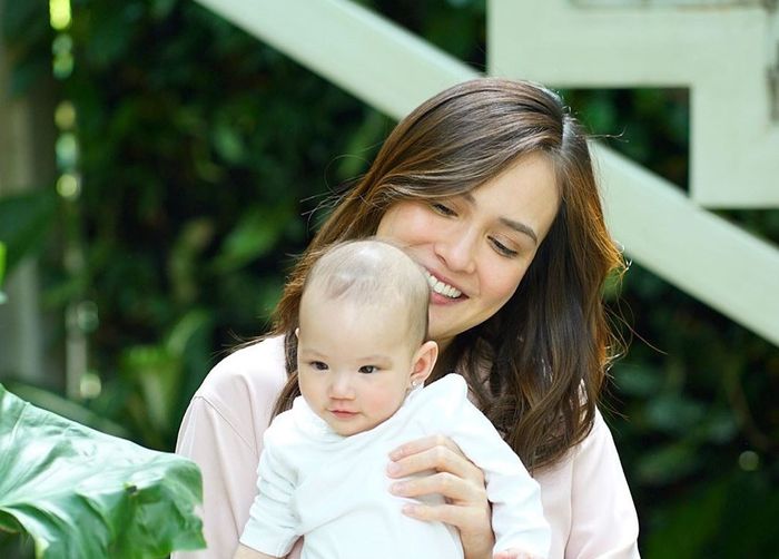 Shandy Aulia berikan MPASI dini di usia sang anak baru menginjak 4 bulan