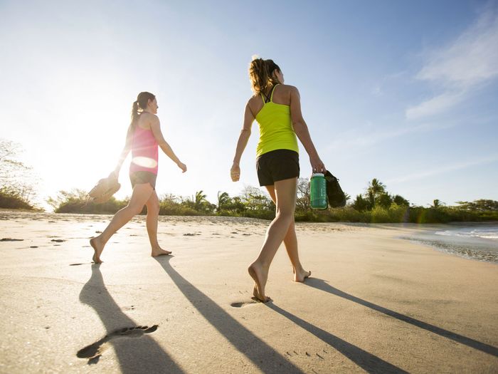Berjalan kaki di pantai bermanfaat bagi kesehatan mental