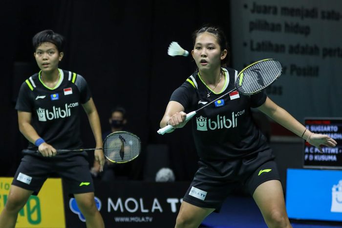 Siti Fadia Silva Ramadhanti (kiri) dan Ribka Sugiarto tampil pada PBSI Home Tournament di Pelatnas PBSI, Jakarta, Kamis (16/7/2020)