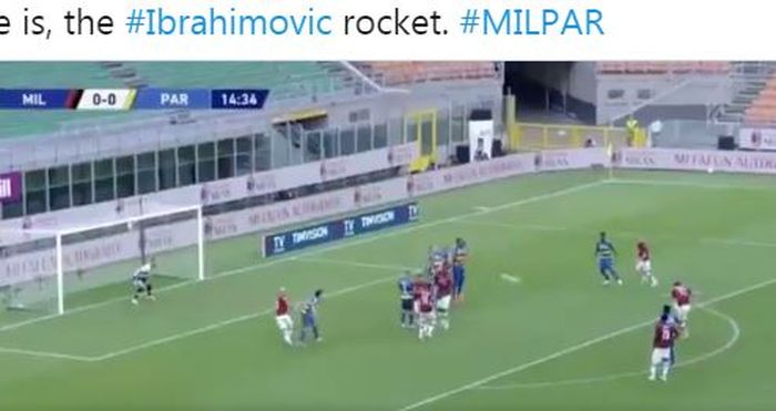 Striker AC Milan, Zlatan Ibrahimovic, melepaskan free-kick dalam laga Liga Italia kontra Parma di Stadion San Siro, Rabu (15/7/2020).