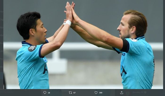 Harry Kane (kanan) dan Son Heung-min, pencetak gol Tottenham Hotspur ke gawang Newcastle United dalam partai Liga Inggris di St James' Park, 15 Juli 2020.