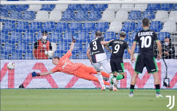 Momen Wojciech Szczesny melakukan penyelamatan krusial jelang berakhirnya pertandingan babak kedua antara Juventus dan Sassuolo pada laga pekan ke-33 Liga Italia, Rabu (15/7/2020).