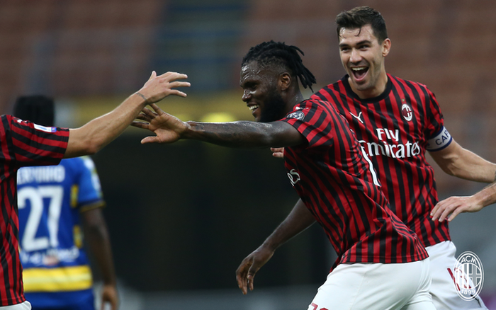 Gelandang AC Milan, Franck Kessie, merayakan gol yang dicetak ke gawang Parma dalam laga Liga Italia di Stadion San Siro, Rabu (15/7/2020).