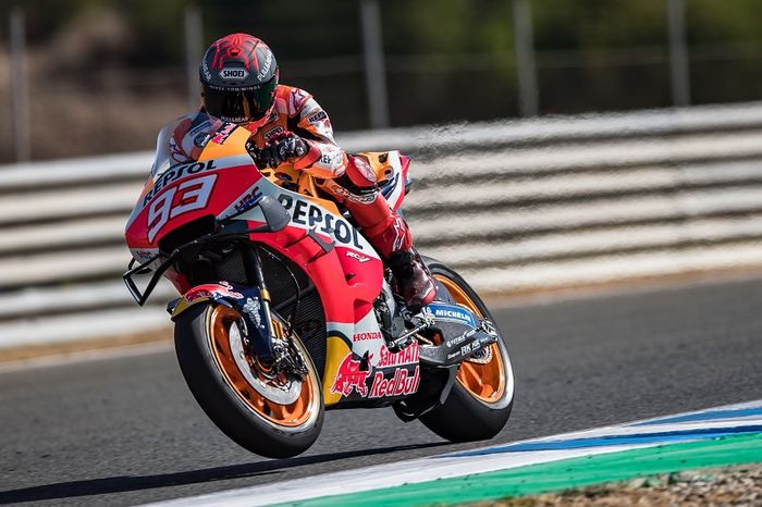 Pembalap Repsol Honda, Marc Marquez, memacu motornya pada sesi tes menjelang seri MotoGP Spanyol di Sirkuit Jerez, Spanyol, 15 Juli 2020.