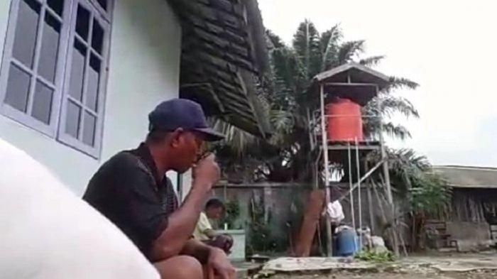 Tangkapan layar video yang direkam petugas surveilans Puskesmas Kumai, Kalimantan Tengah, saat membujuk keluarga pasien terkonfirmasi positif Covid-19 agar mau menjalani isolasi, Sabtu (11/7/2020).