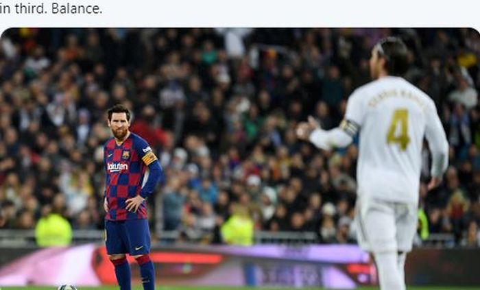 Kapten Barcelona, Lionel Messi, menatap ke arah kapten Real Madrid, Sergio Ramos.