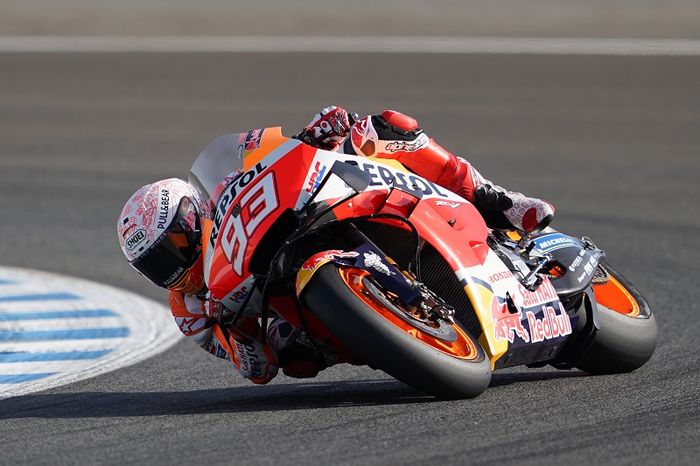 Pembalap Repsol Honda, Marc Marquez, memacu motornya pada sesi latihan bebas MotoGP Spanyol di Sirkuit Jerez, Spanyol, 17 Juli 2020.