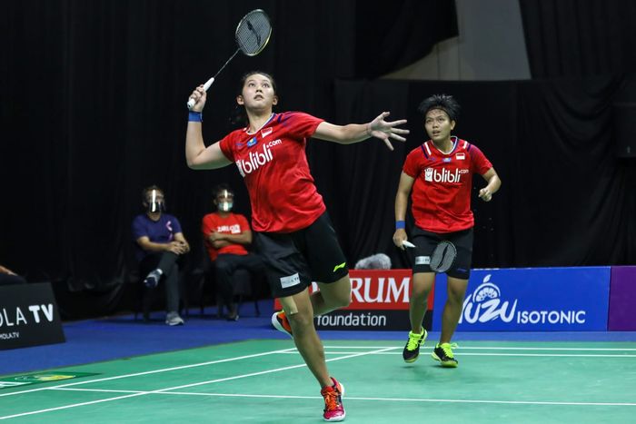 Ribka Sugiarto/Siti Fadia Silva Ramadhanti bertanding pada babak semifinal PBSI Home Tournament di Pelatnas PBSI, Jakarta, Jumat (17/7/2020)