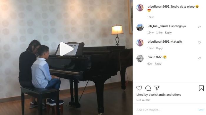 Keanu Massaid belajar piano bersama guru lesnya.