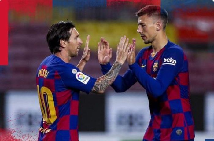 Kapten Barcelona, Lionel Messi, melakukan aksi tos dengan Clement Lenglet.