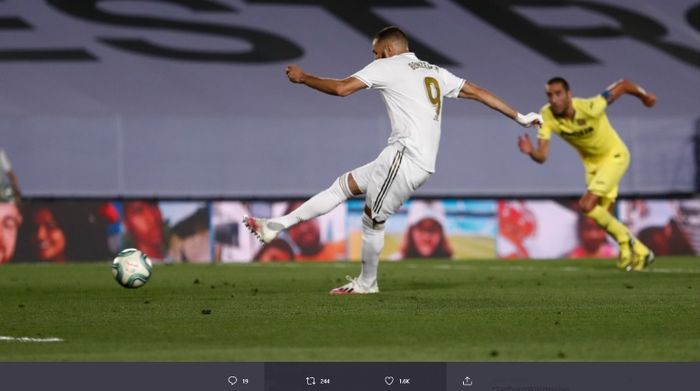 Striker Real Madrid, Karim Benzema, mengeksekusi penalti dalam laga Liga Spanyol melawan Villarreal pada Kamis (16/7/2020).