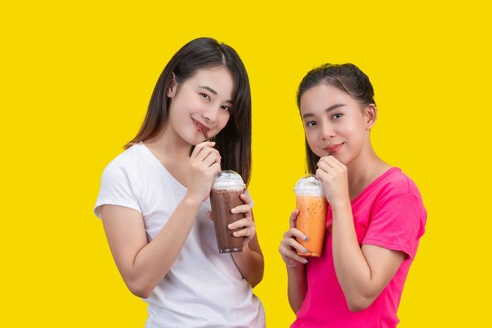 Ilustrasi perempuan konsumsi jajanan kekinian, jika tidak dibatasi bisa meningkatkan risiko diabetes