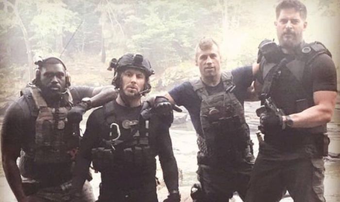 Urijah Fabre (kedua dari kanan), mendapatkan peran kameo di film Rampage.