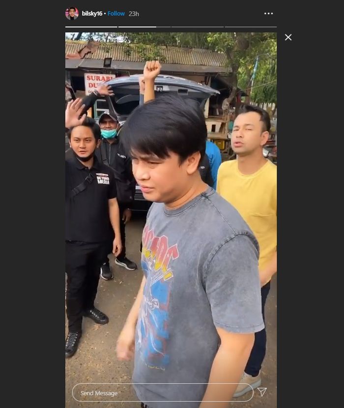 Billy Syahputra kepergok peluk mesra Amanda Manopo di tempat umum.