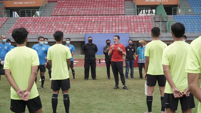 Ketua Umum PSSI, Mochamad Iriawan, memberikan arahan dan motivasi kepada para pemain timnas U-16 Indonesia.