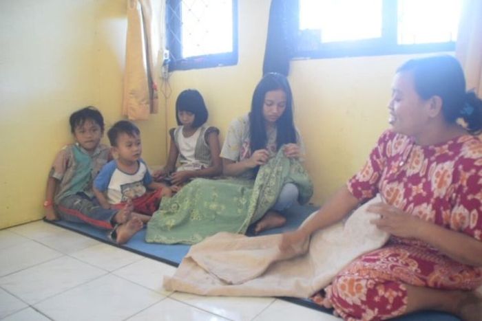 Marni dan kelima anaknya harus tinggal dipenampungan sementara lantaran dikucilkan tetangganya usai sembuh dari Covid-19.