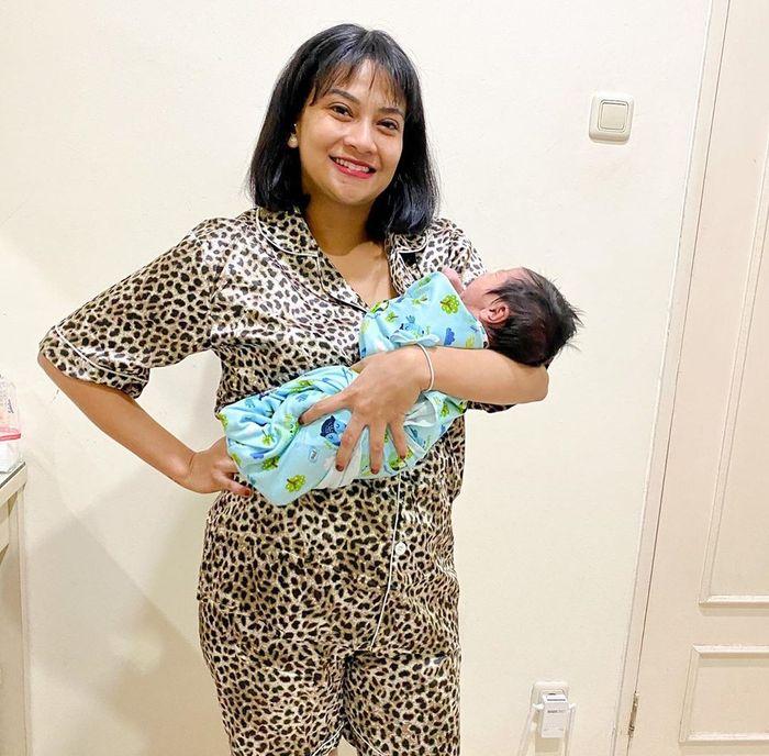 Gaya Vanessa Angel saat gendong bayinya