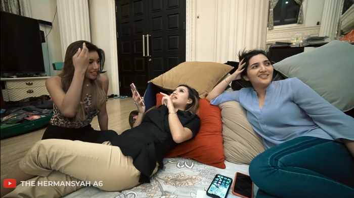 Millendaru saat berbincang dengan Aurel Hermansyah dan Ashanty