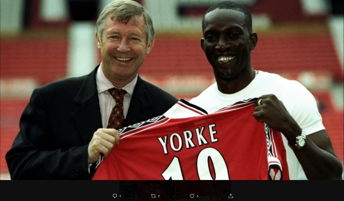 Dwight Yorke saat direkrut oleh Sir Alex Ferguson ke Manchester United pada 1998.