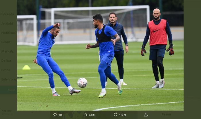 Hakim Ziyech (kiri) sedang diawasi oleh Frank Lampard ketika menjalani latihan bersama skuad Chelsea.