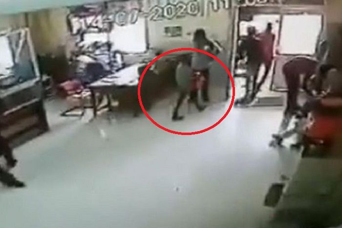Potongan rekaman CCTV memperlihatkan seorang bocah keluar dari bank sembari membawa tas berisi uang hingga 1 juta rupee, atau Rp 197 juta. Aksi yang terjadi di sebuah bank di Madhya Pradesh, India, itu disebut terjadi dalam 30 detik.