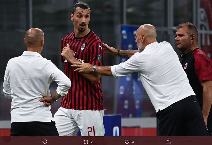 Pelatih AC Milan, Stefano Pioli, berdebat dengan Zlatan Ibrahimovic dalam laga Liga Italia kontra Bologna di Stadion San Siro, Sabtu (18/7/2020).