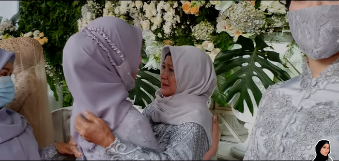 Lesty Kejora saat memeluk ibu Rizki D'Academy
