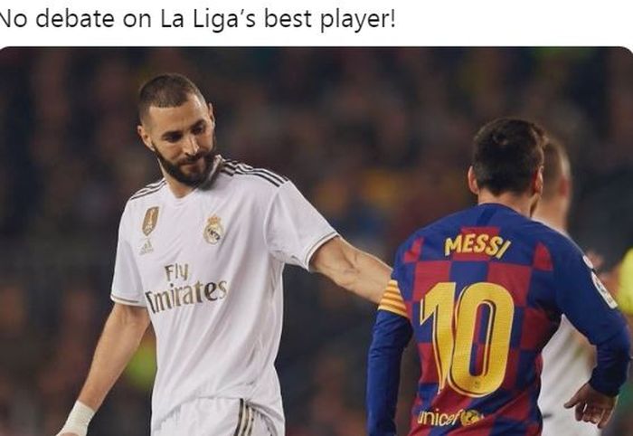 Striker Real Madrid, Karim Benzema, berpapasan dengan kapten Barcelona, Lionel Messi.