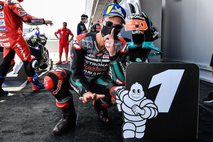 Pembalap Petronas Yamaha SRT, Fabio Quartararo, berpose setelah memastikan podium pertama MotoGP Spanyol 2020 di Sirkuit Jerez, Spanyol, Minggu (19/7/2020).