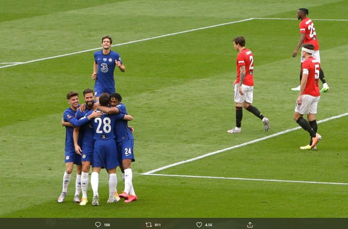 Para pemain Chelsea merayakan gol ke gawang Manchester United dalam babak semifinal Piala FA di Stadion Wembley, Minggu (19/7/2020).