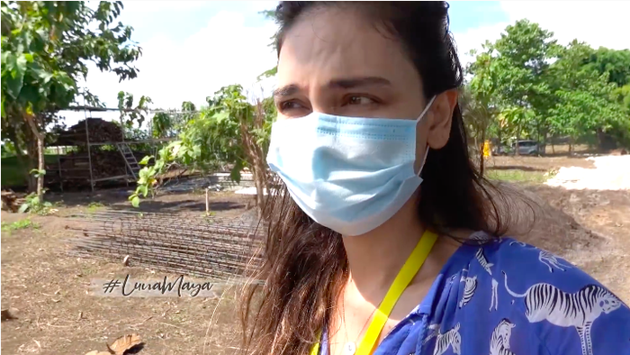 Luna Maya meninjau tanah yang akan dibangun ibunya
